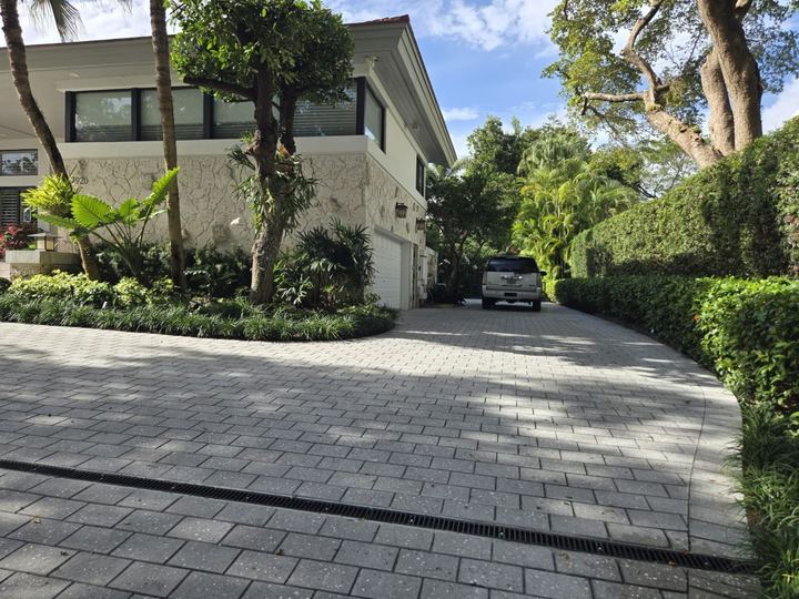 Concrete paver driveway with integrated drainage in Palm Beach Gardens