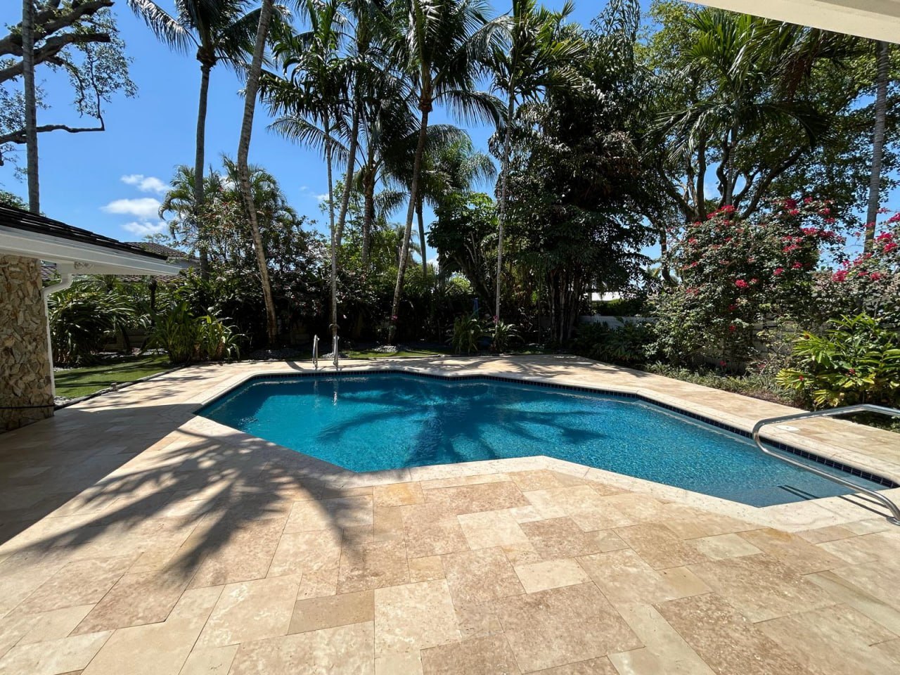 Ivory travertine pool deck in Hollywood